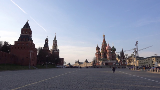 俄罗斯莫斯科，维丝利耶夫斯基的后裔，克林姆林宫的墙壁和左边带有时钟的斯帕斯卡塔，右边是圣巴西尔大教堂。视频素材