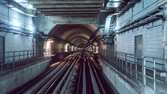 通过隧道/阿联酋迪拜的地铁列车视频素材