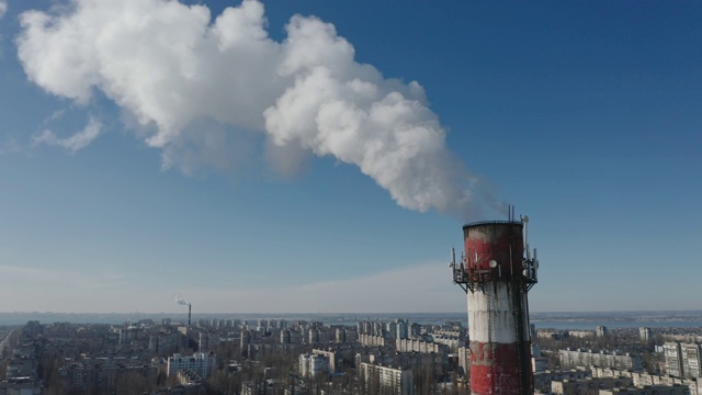 无人机鸟瞰图拍摄的视频。浓烟从发电厂的工业管道里冒出来。大城市的生态问题。有害工业废物对环境的污染。视频素材
