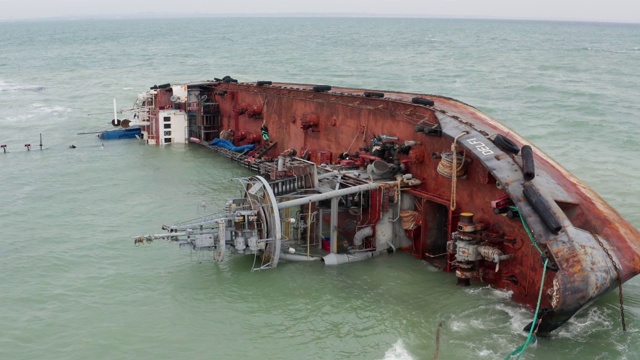 乌克兰敖德萨——2019年11月26日:DELFI船在风暴中遇难。船搁浅，暗礁。海上海难的悲剧。视频。鸟瞰图,无人驾驶飞机视频素材