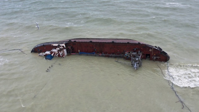 乌克兰敖德萨——2019年11月26日:DELFI船在风暴中遇难。船搁浅，暗礁。海上海难的悲剧。视频。鸟瞰图,无人驾驶飞机视频素材