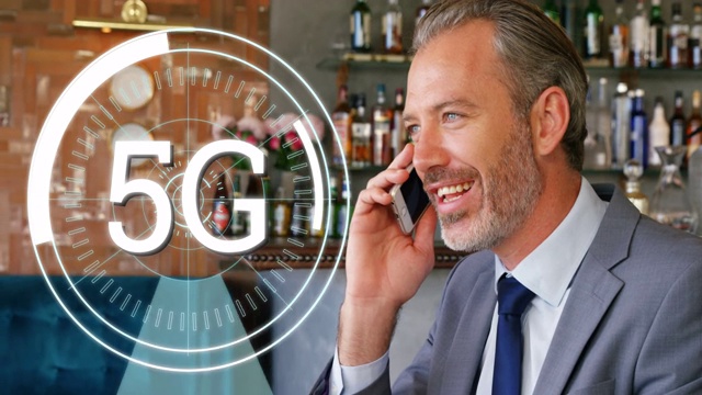 5G短信圈和商人用智能手机聊天视频素材