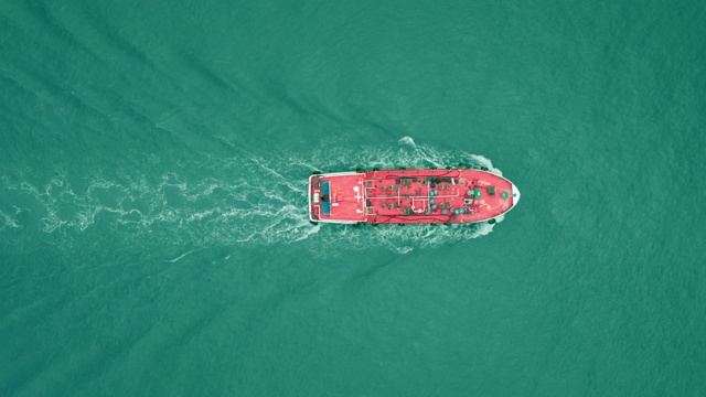 航拍俯视图油船以美丽的波浪模式全速行驶，用于商业物流，进出口航运或货运。视频素材