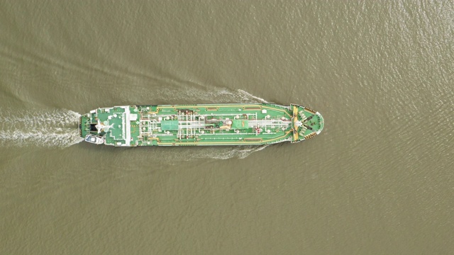 航拍俯视图油船以美丽的波浪模式全速行驶，用于商业物流，进出口航运或货运。视频素材