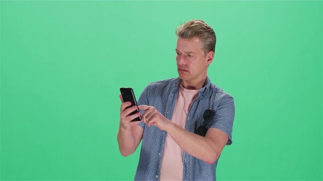 男人用智能手机，绿色屏幕视频下载