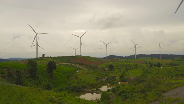 鸟瞰图风力涡轮机或风车农场和山丘在碧差汶，泰国。电力、可持续能源和环境概念。视频素材