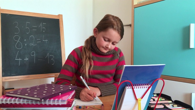 小女孩学习数学视频下载