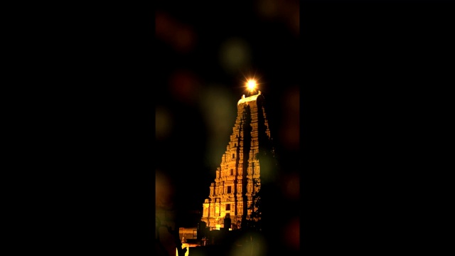 寺庙装饰着闪烁的火炬和微光视频素材