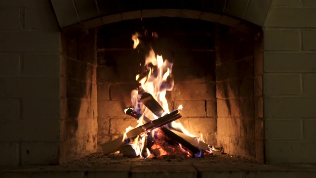 壁炉里燃烧着的火。木材和余烬在壁炉详细的火背景。视频素材