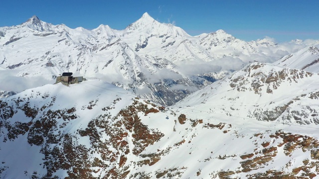 冬季瑞士泽马特滑雪胜地鸟瞰图视频下载