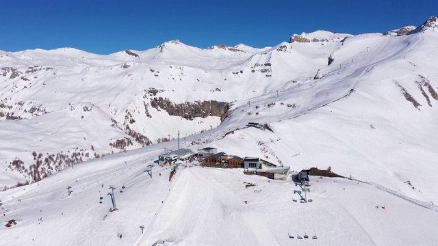 瑞士瓦莱的克兰斯-蒙大拿滑雪胜地的航拍镜头视频素材