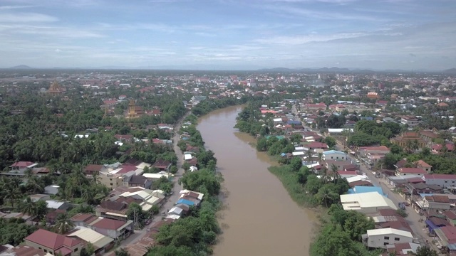 航拍画面显示，这条河沿着乡村蔓延视频素材