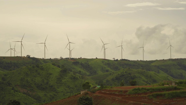 鸟瞰图风力涡轮机或风车农场和山丘在碧差汶，泰国。电力、可持续能源和环境概念。视频素材