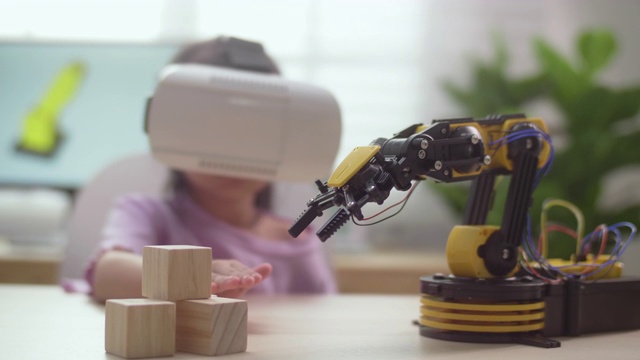 女孩控制与机械机器人手臂使用VR眼镜视频素材