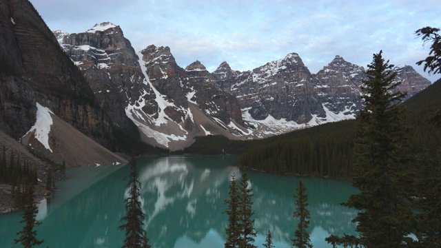6月日出的冰碛湖4K视频，班夫国家公园，加拿大视频素材