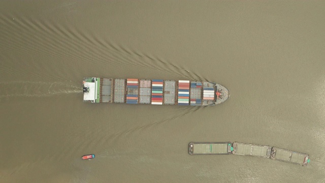 鸟瞰图集装箱货船全速，美丽的波浪模式，以商业物流，进出口，航运或货运的终端商业港口。视频素材