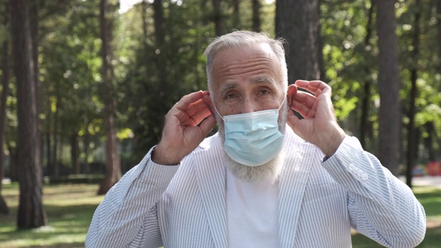 一位老人在脸上戴着医用口罩。一个人视频素材