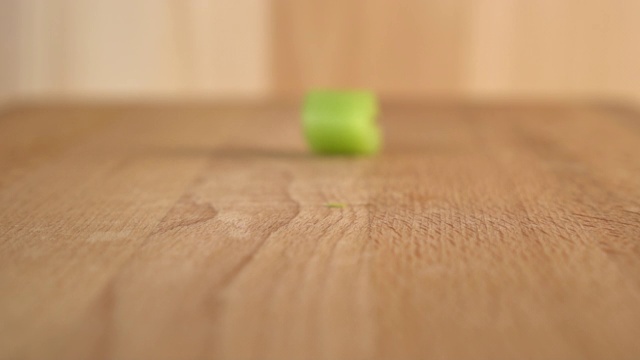 芹菜片落在木板上。视频下载