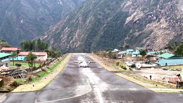 飞机降落在卢卡拉机场或丹增希拉里机场。视频素材