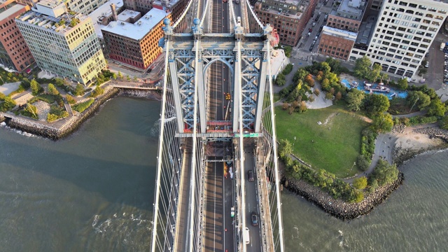鸟瞰图风格的纽约市，美丽的曼哈顿桥从布鲁克林看视频素材