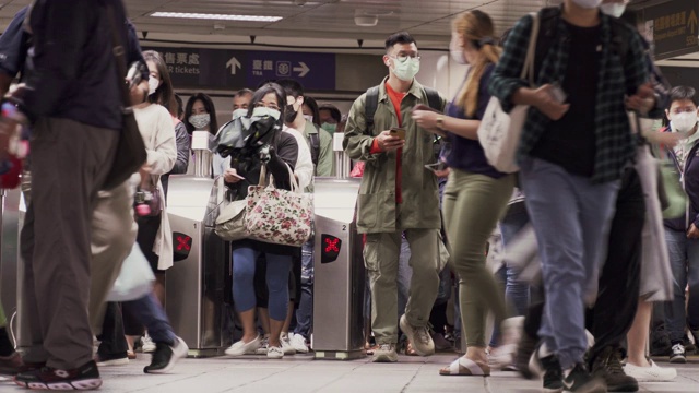 新冠肺炎疫情爆发期间，车站内佩戴口罩的人群视频素材