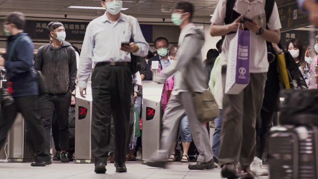 新冠肺炎疫情爆发期间，车站内佩戴口罩的人群视频素材