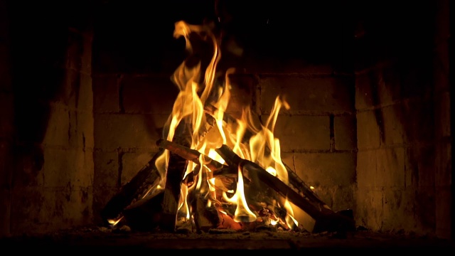 温暖舒适的壁炉与实木燃烧在它。舒适的冬天的概念。缓慢的运动。视频素材