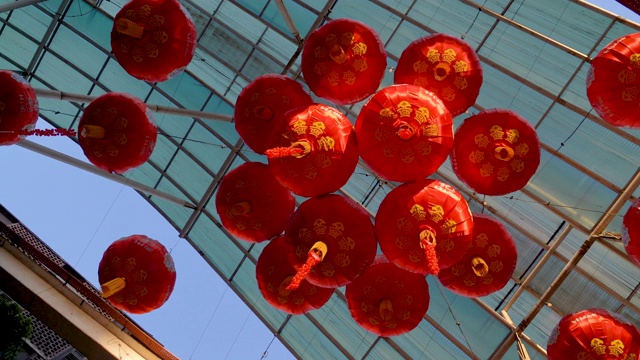 春节期间商业园内悬挂的低角度红灯笼。视频素材