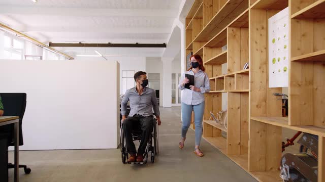 坐轮椅的商人和同事一起离开办公室视频素材