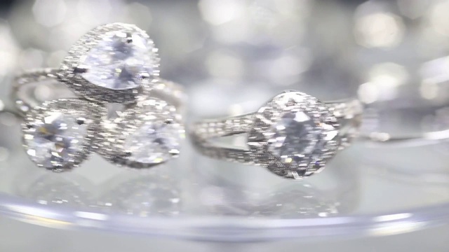 钻石订婚戒指在旋转的转盘上旋转。视频素材