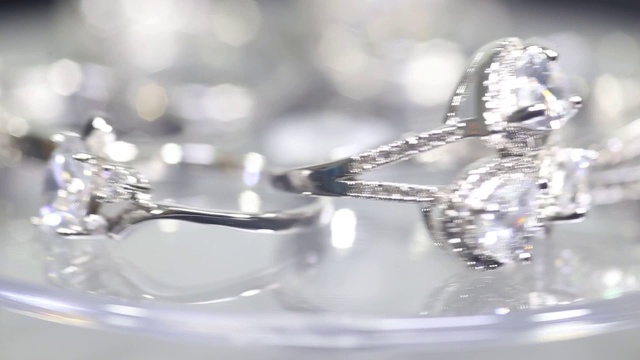 钻石订婚戒指在旋转的转盘上旋转。视频素材