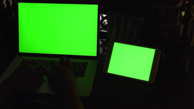 在暗室使用笔记本电脑和平板电脑的人绿屏卡车拍摄视频下载
