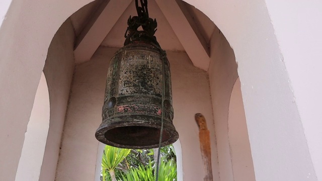 泰国寺庙的钟是用木头敲的。佛教信仰中祈求好运。视频素材