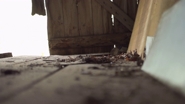 旧的脏木板地板/焦点拉视频下载