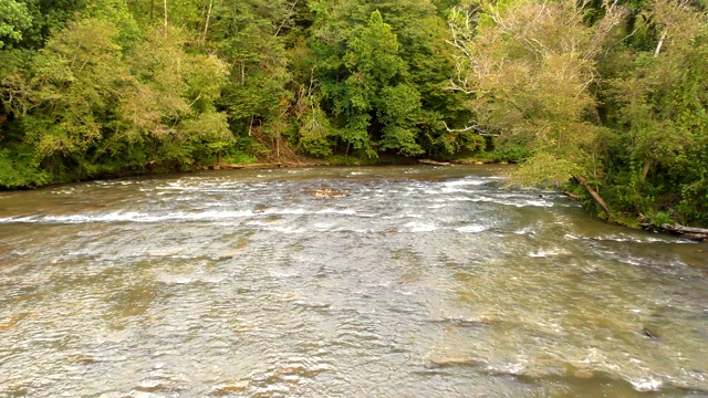 佐治亚查斯塔蒂河一个宽阔的视角，切斯特蒂河和急流和树木视频素材