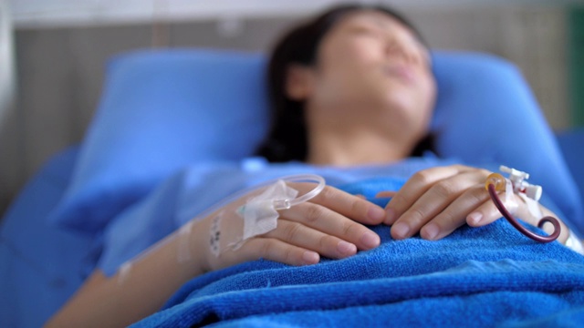 女性患者手术后在医院康复视频素材