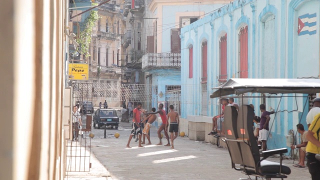 生活方式旅行古巴建筑人和日常场景在加勒比视频素材