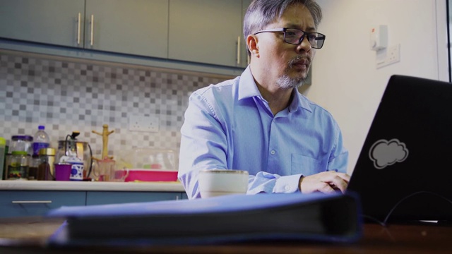 成熟的中国男人在家工作视频素材