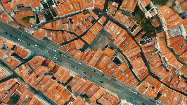 在波尔图杜罗河上空，无人机在城市上空飞行视频下载