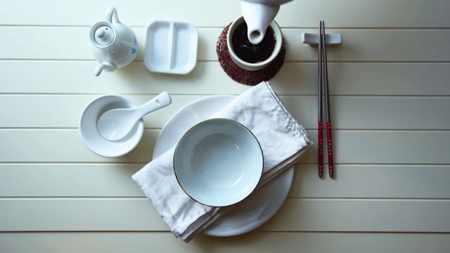 餐桌摆好筷子视频素材