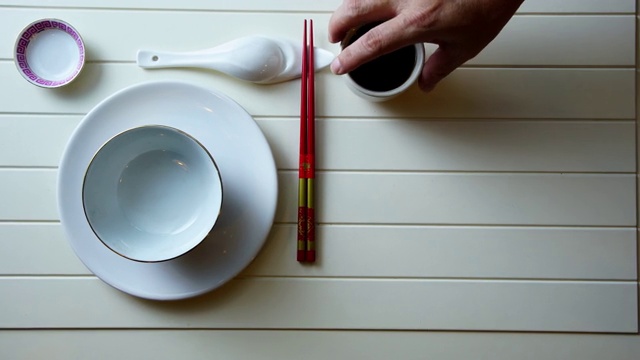 餐桌摆好筷子视频素材