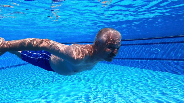 老人在游泳池游泳- 4K分辨率视频下载