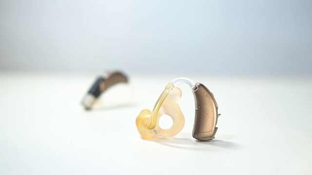 左耳和右耳助听器的近景。可连接调频系统。重点是在前面。倾斜射击从上到下。视频下载