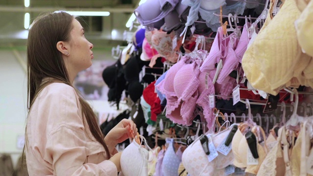 一位年轻女士正在内衣店买胸罩视频下载