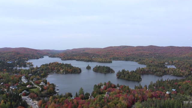 鸟瞰劳伦斯的风景在秋天日落，魁北克，加拿大视频素材