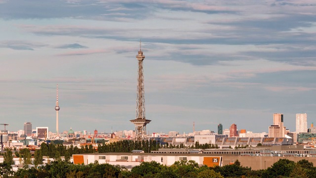 昼至夜鸟瞰图柏林城市景观与广播塔和电视塔，柏林，德国视频下载