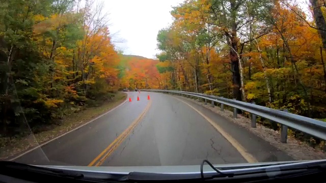 时间推移10X -在佛蒙特州的秋天驾驶在树下的摩托车过去的建设视频素材