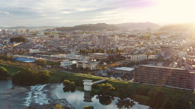 日本城市日落时的鸟瞰图视频下载
