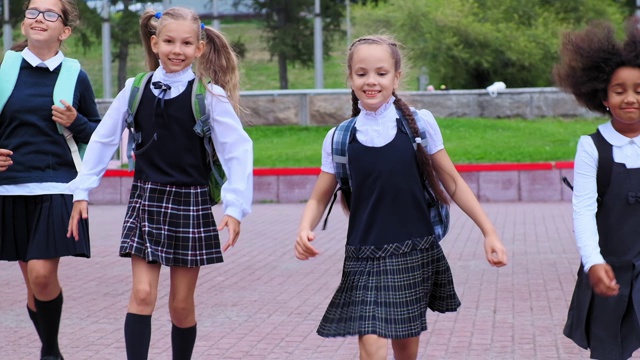 身着制服的可爱女孩们迎着鲜花在校园里奔跑视频下载