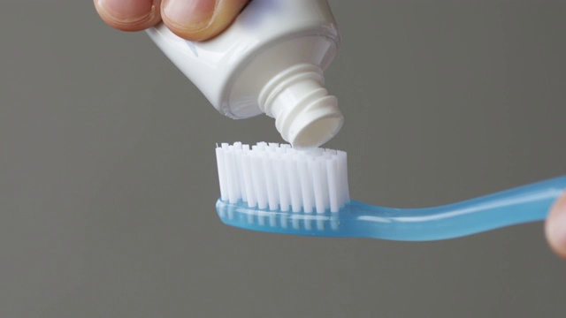 在牙刷上涂牙膏视频下载